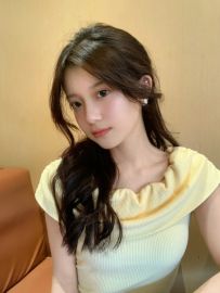 在校甜美學生：洋洋 162.20歲.45kg出門會穿短裙 不穿內褲