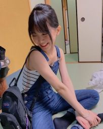 嬌小學生妹：樂樂 157 44 C 19歲第一次下海兼職粉紅的胸部 非常粉紅的鮑魚 水超多